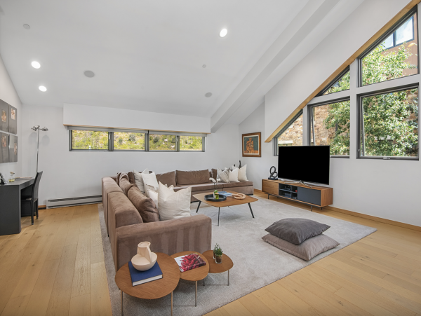 Luxury Vail Village 4 Bedroom Vacation Condo - Walk to Lifts